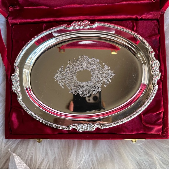 SILVER PLATED ARTICLES TRAY - Picture 4 of 12